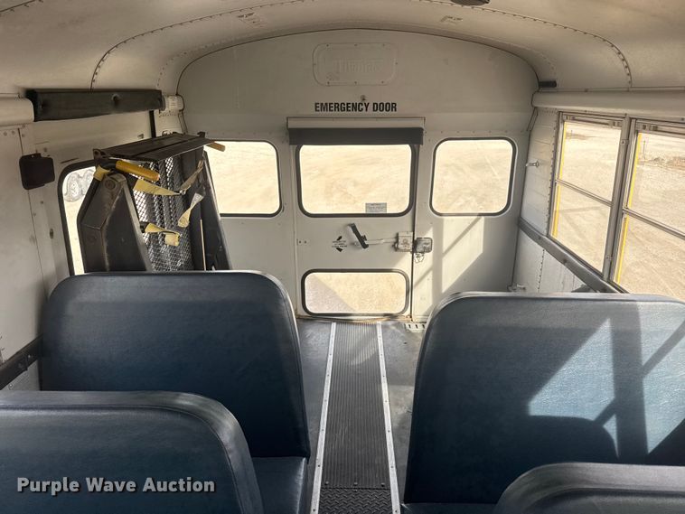 image for item ET4146 2003 Thomas Built Saf-T-Liner school bus