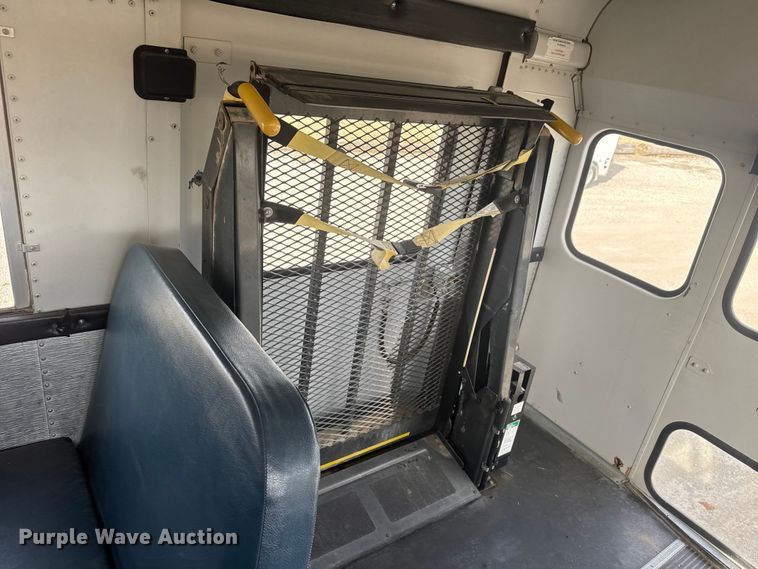 image for item ET4146 2003 Thomas Built Saf-T-Liner school bus