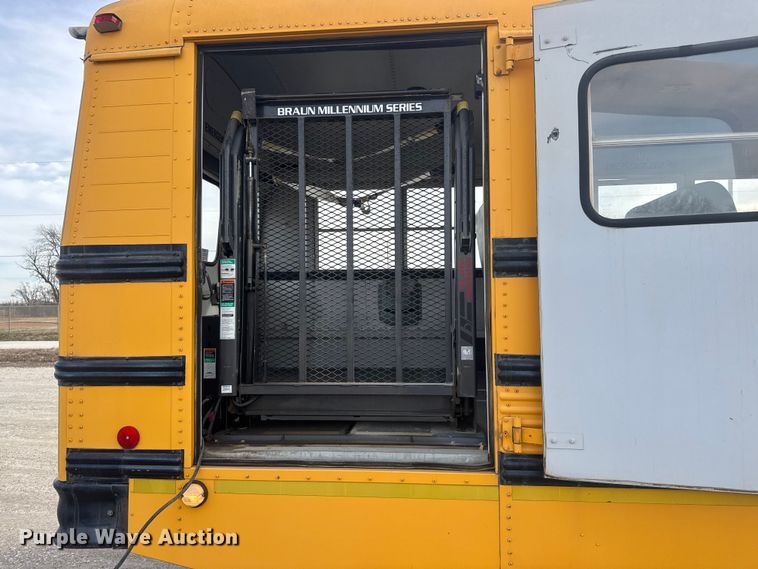 image for item ET4146 2003 Thomas Built Saf-T-Liner school bus