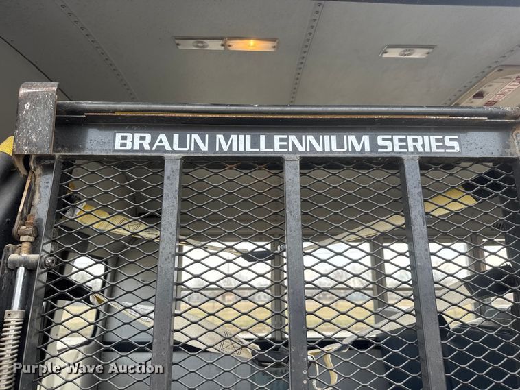 image for item ET4146 2003 Thomas Built Saf-T-Liner school bus