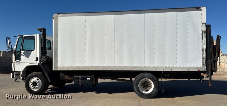 image for item ET4339 2003 Freightliner FC70 box truck