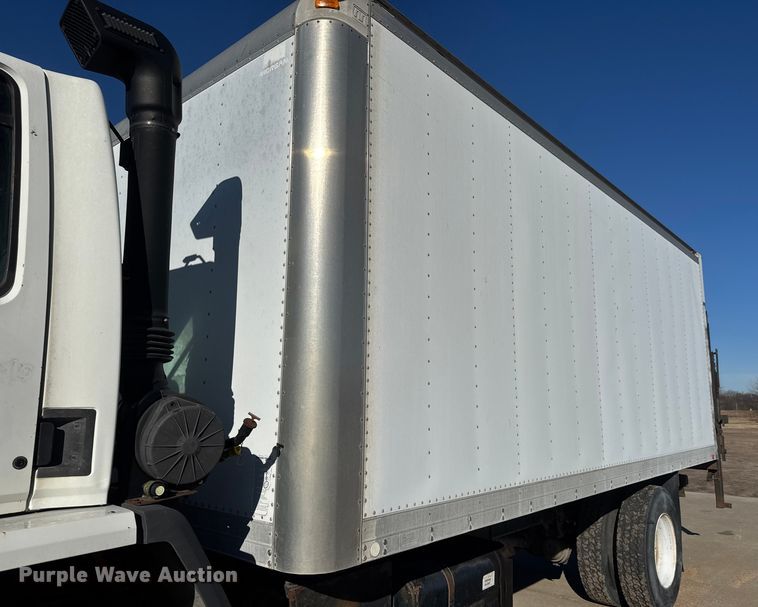 image for item ET4339 2003 Freightliner FC70 box truck