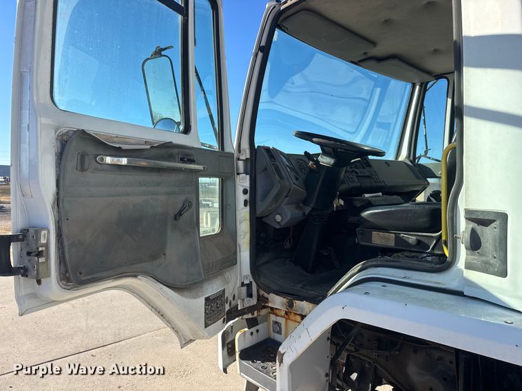 image for item ET4339 2003 Freightliner FC70 box truck