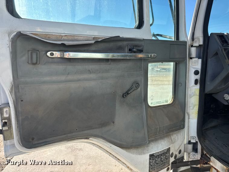 image for item ET4339 2003 Freightliner FC70 box truck