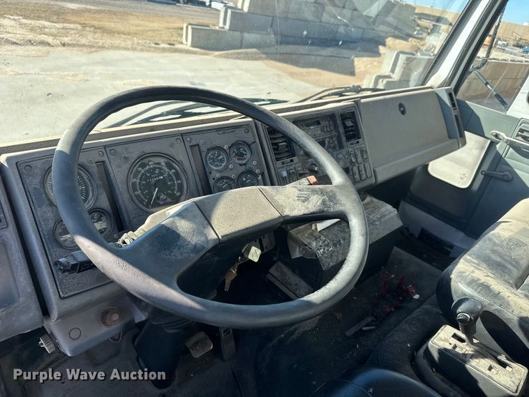 image for item ET4339 2003 Freightliner FC70 box truck