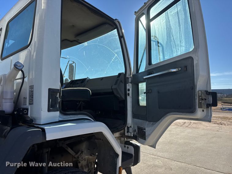 image for item ET4339 2003 Freightliner FC70 box truck