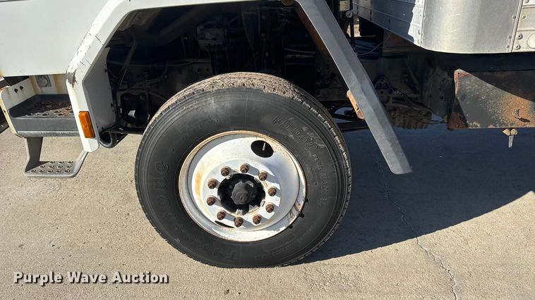 image for item ET4339 2003 Freightliner FC70 box truck