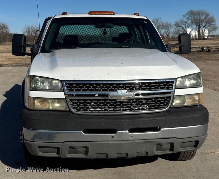 image for item ET4340 2005 Chevrolet Silverado 3500 Crew Cab flatbed pickup truck