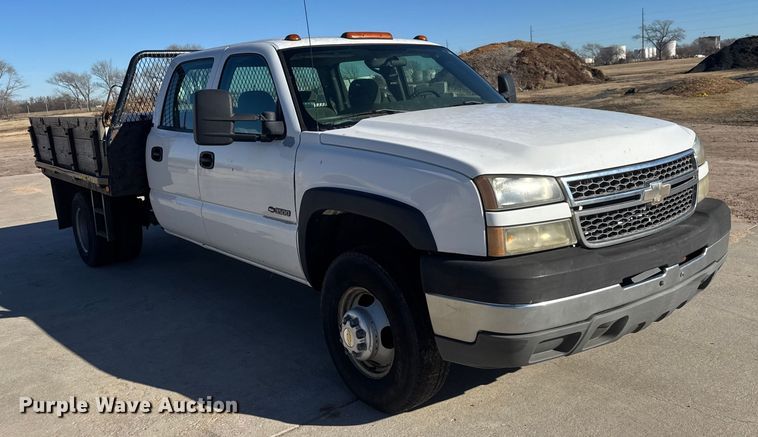 image for item ET4340 2005 Chevrolet Silverado 3500 Crew Cab flatbed pickup truck
