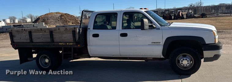 image for item ET4340 2005 Chevrolet Silverado 3500 Crew Cab flatbed pickup truck