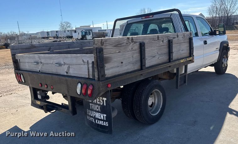 image for item ET4340 2005 Chevrolet Silverado 3500 Crew Cab flatbed pickup truck