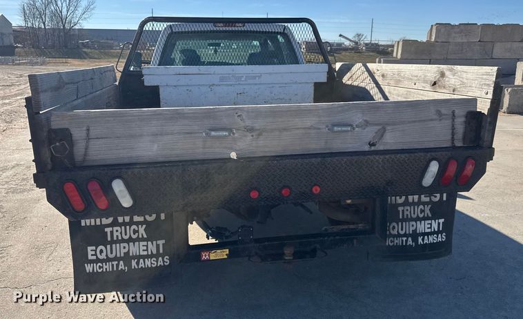 image for item ET4340 2005 Chevrolet Silverado 3500 Crew Cab flatbed pickup truck