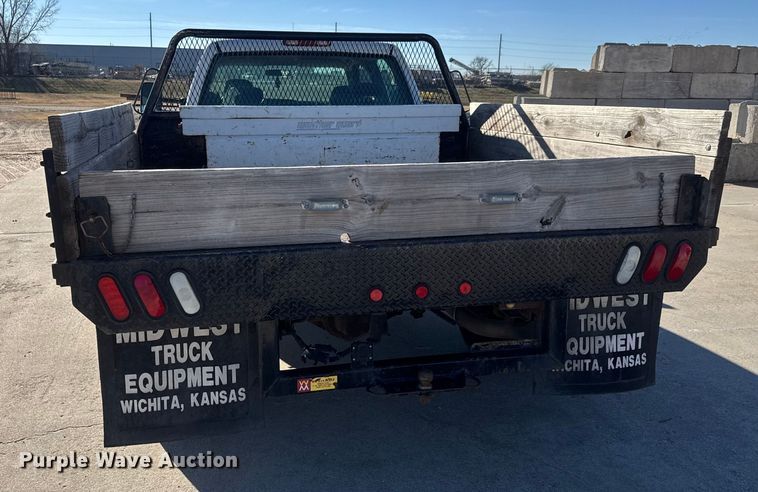 image for item ET4340 2005 Chevrolet Silverado 3500 Crew Cab flatbed pickup truck