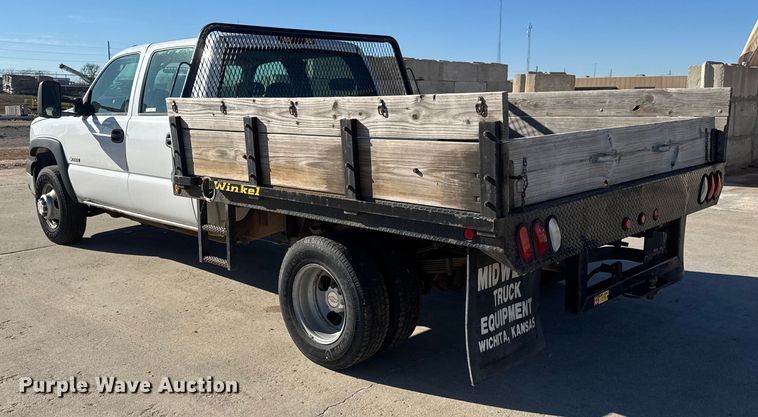 image for item ET4340 2005 Chevrolet Silverado 3500 Crew Cab flatbed pickup truck