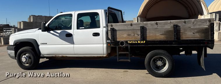 image for item ET4340 2005 Chevrolet Silverado 3500 Crew Cab flatbed pickup truck