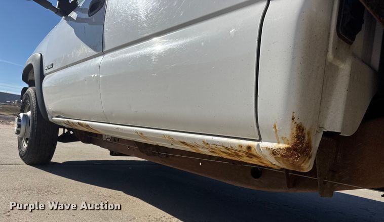 image for item ET4340 2005 Chevrolet Silverado 3500 Crew Cab flatbed pickup truck