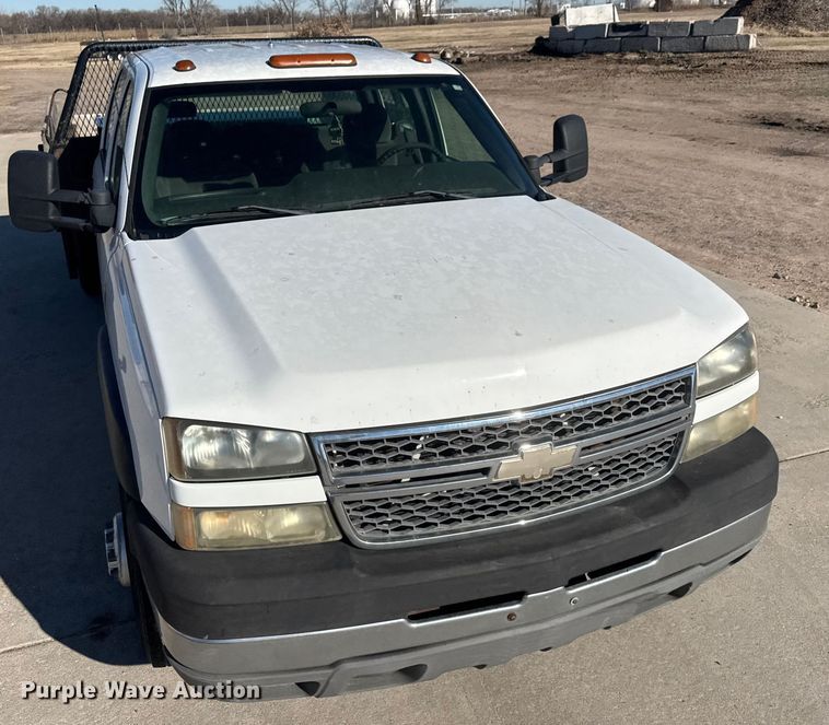 image for item ET4340 2005 Chevrolet Silverado 3500 Crew Cab flatbed pickup truck