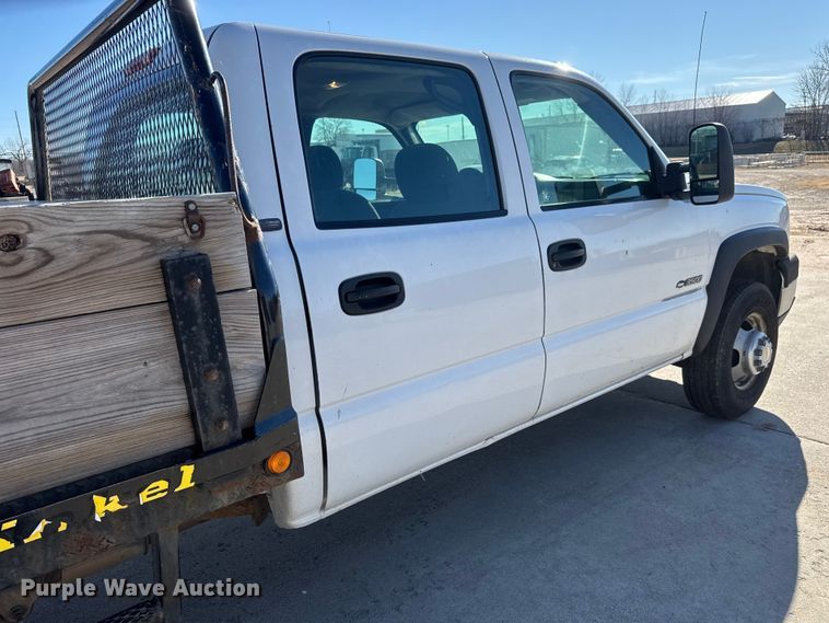 image for item ET4340 2005 Chevrolet Silverado 3500 Crew Cab flatbed pickup truck