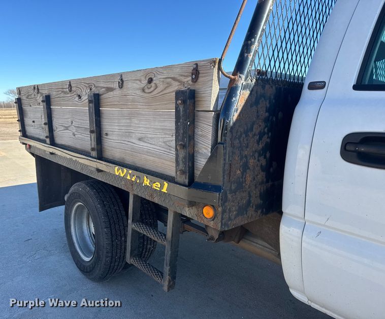 image for item ET4340 2005 Chevrolet Silverado 3500 Crew Cab flatbed pickup truck