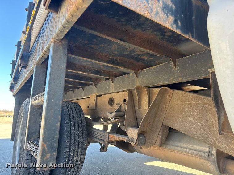 image for item ET4340 2005 Chevrolet Silverado 3500 Crew Cab flatbed pickup truck