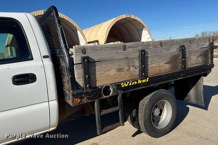 image for item ET4340 2005 Chevrolet Silverado 3500 Crew Cab flatbed pickup truck