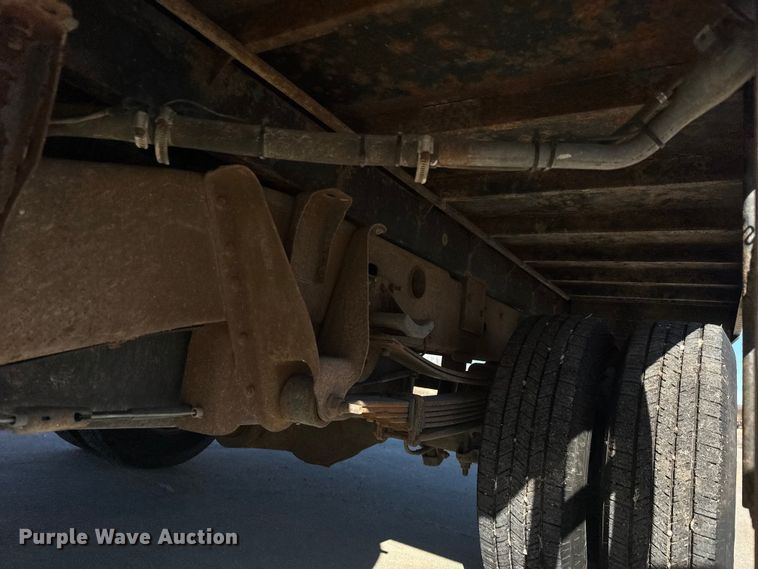 image for item ET4340 2005 Chevrolet Silverado 3500 Crew Cab flatbed pickup truck