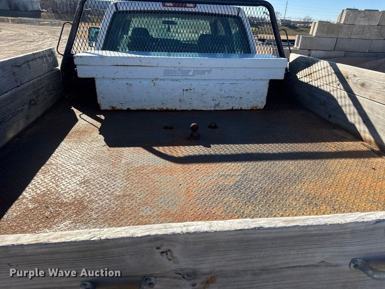 image for item ET4340 2005 Chevrolet Silverado 3500 Crew Cab flatbed pickup truck