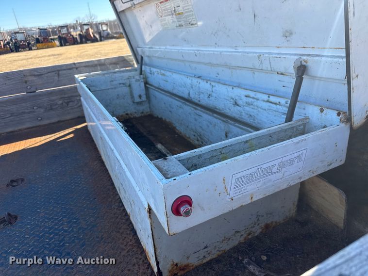 image for item ET4340 2005 Chevrolet Silverado 3500 Crew Cab flatbed pickup truck