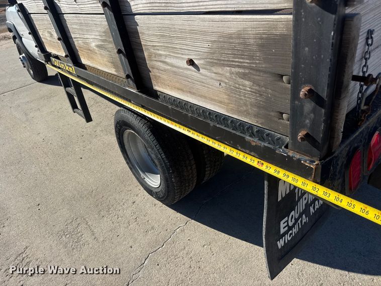 image for item ET4340 2005 Chevrolet Silverado 3500 Crew Cab flatbed pickup truck