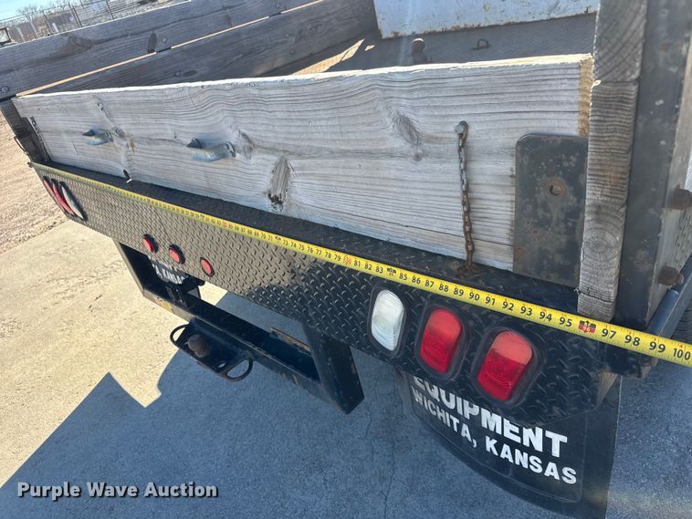 image for item ET4340 2005 Chevrolet Silverado 3500 Crew Cab flatbed pickup truck