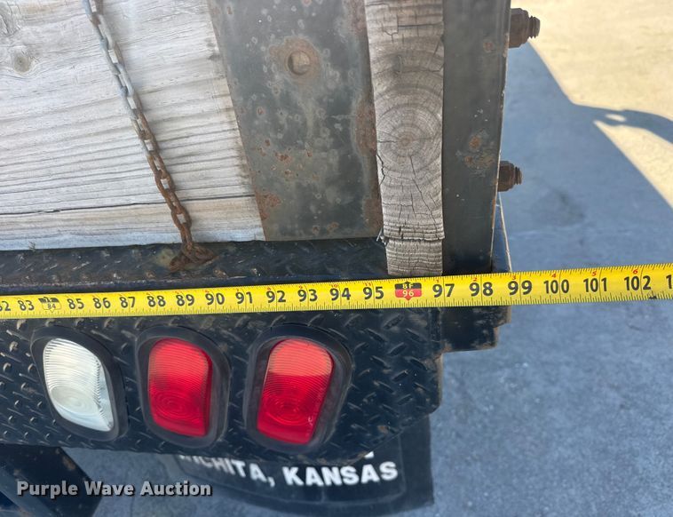 image for item ET4340 2005 Chevrolet Silverado 3500 Crew Cab flatbed pickup truck