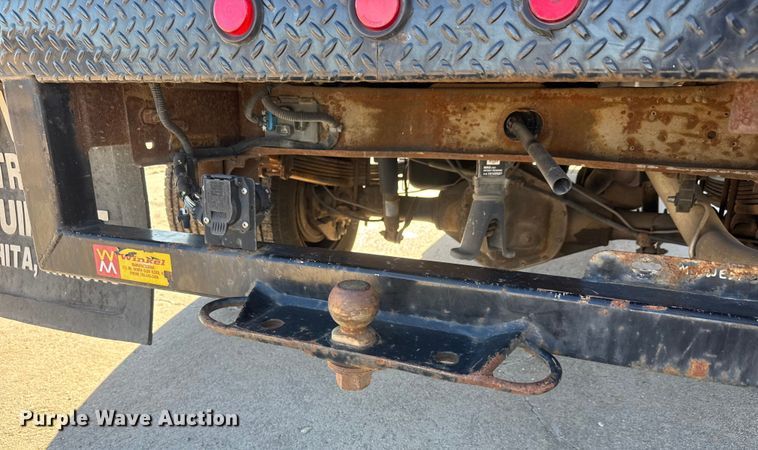 image for item ET4340 2005 Chevrolet Silverado 3500 Crew Cab flatbed pickup truck