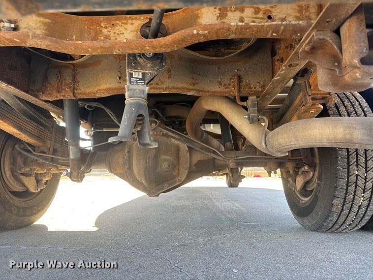 image for item ET4340 2005 Chevrolet Silverado 3500 Crew Cab flatbed pickup truck