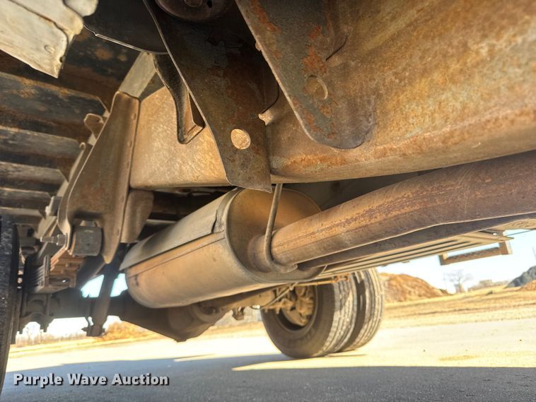 image for item ET4340 2005 Chevrolet Silverado 3500 Crew Cab flatbed pickup truck