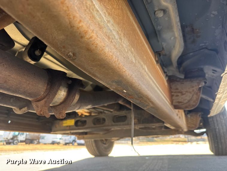 image for item ET4340 2005 Chevrolet Silverado 3500 Crew Cab flatbed pickup truck