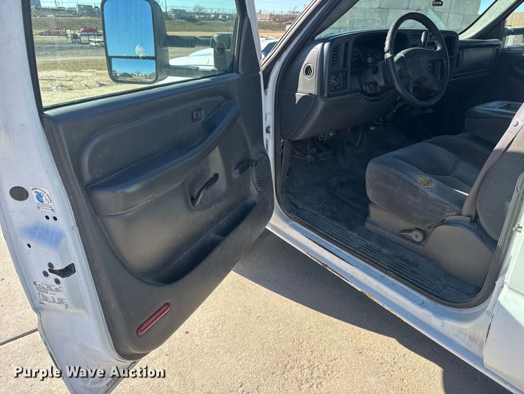 image for item ET4340 2005 Chevrolet Silverado 3500 Crew Cab flatbed pickup truck