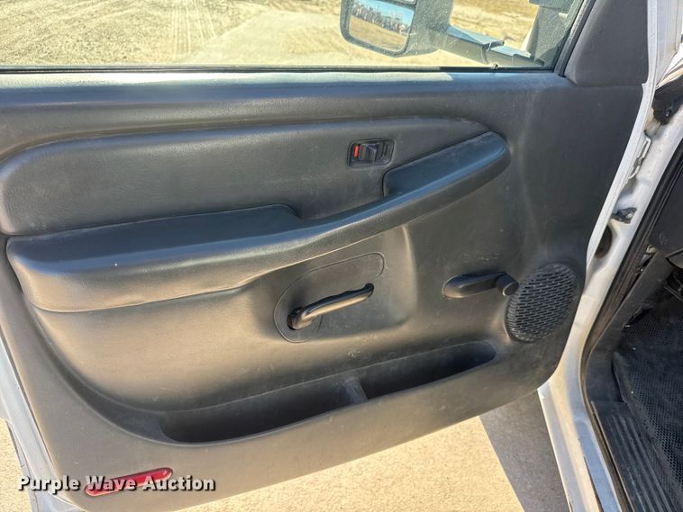 image for item ET4340 2005 Chevrolet Silverado 3500 Crew Cab flatbed pickup truck