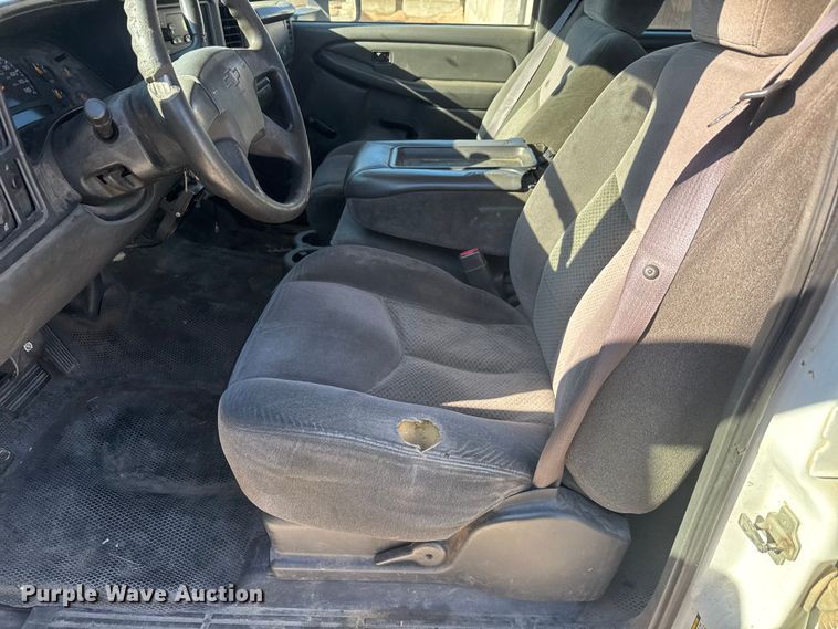 image for item ET4340 2005 Chevrolet Silverado 3500 Crew Cab flatbed pickup truck