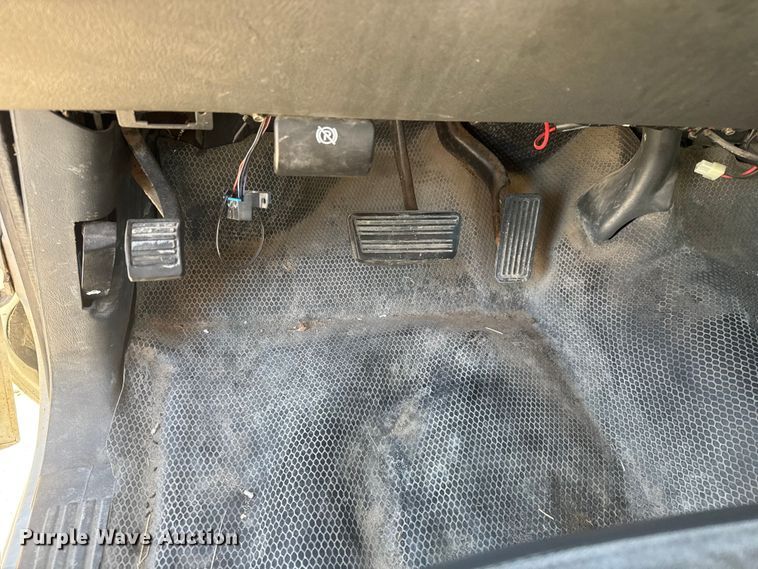 image for item ET4340 2005 Chevrolet Silverado 3500 Crew Cab flatbed pickup truck