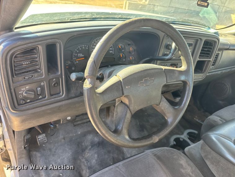 image for item ET4340 2005 Chevrolet Silverado 3500 Crew Cab flatbed pickup truck