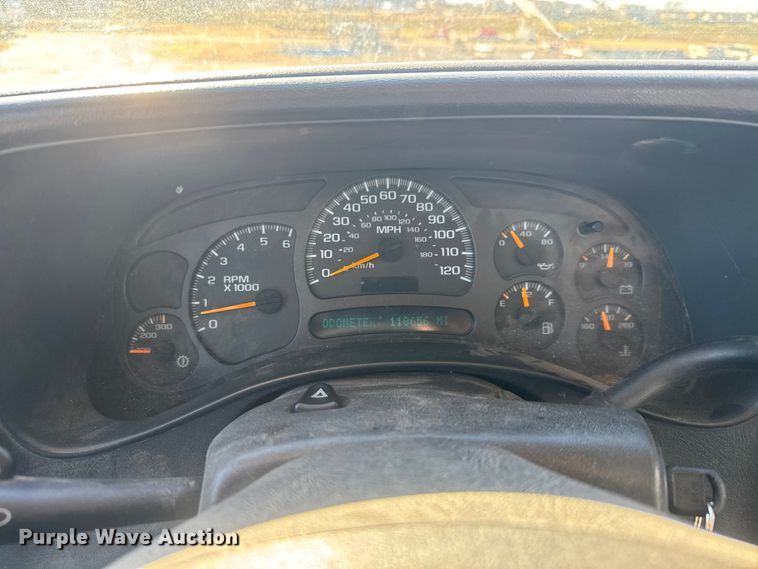 image for item ET4340 2005 Chevrolet Silverado 3500 Crew Cab flatbed pickup truck