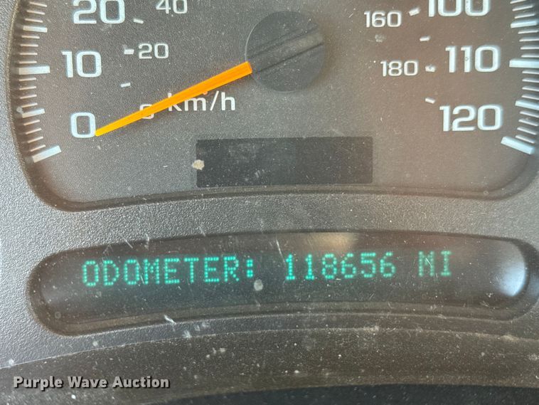 image for item ET4340 2005 Chevrolet Silverado 3500 Crew Cab flatbed pickup truck