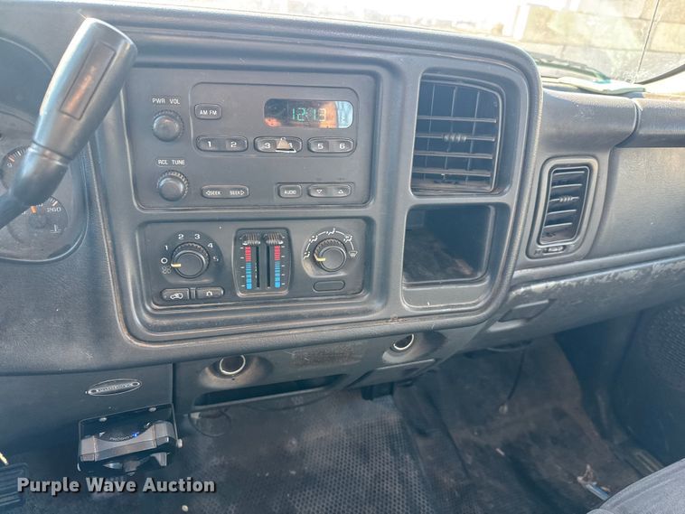 image for item ET4340 2005 Chevrolet Silverado 3500 Crew Cab flatbed pickup truck