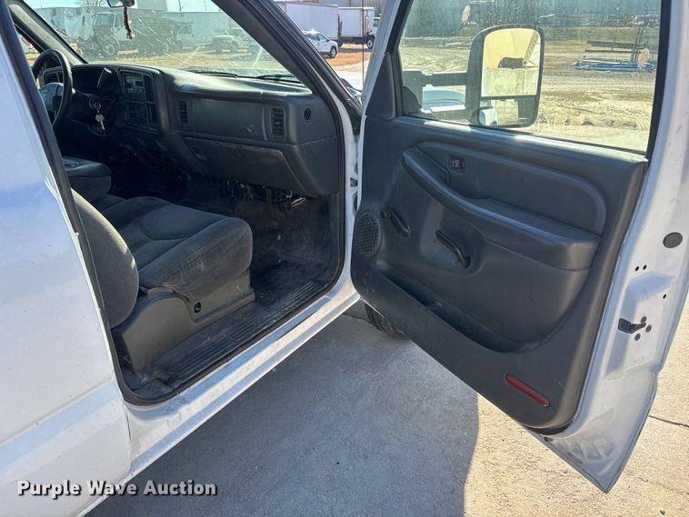 image for item ET4340 2005 Chevrolet Silverado 3500 Crew Cab flatbed pickup truck