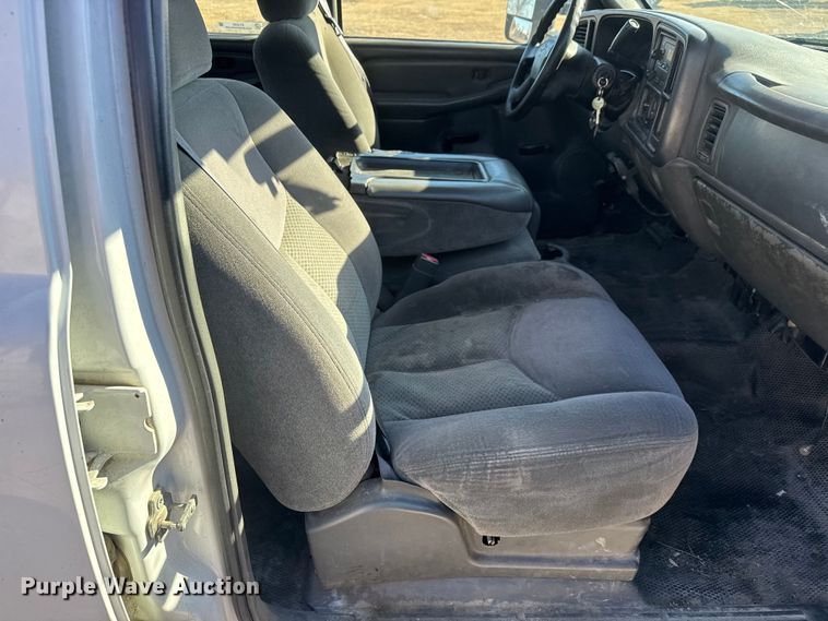 image for item ET4340 2005 Chevrolet Silverado 3500 Crew Cab flatbed pickup truck