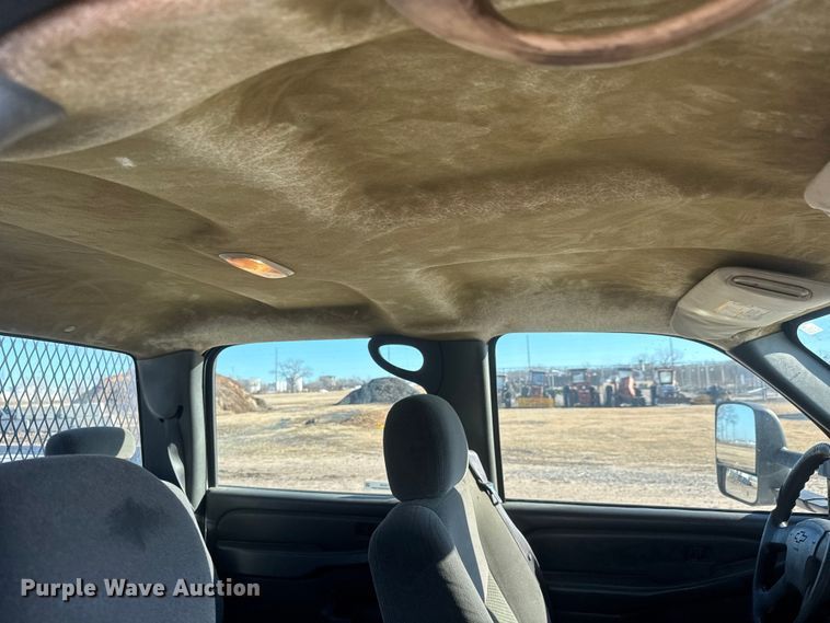 image for item ET4340 2005 Chevrolet Silverado 3500 Crew Cab flatbed pickup truck