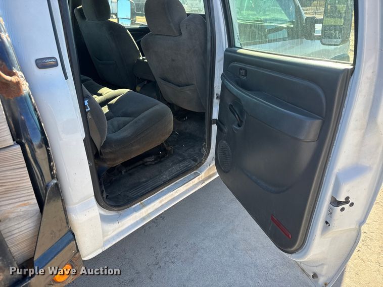 image for item ET4340 2005 Chevrolet Silverado 3500 Crew Cab flatbed pickup truck