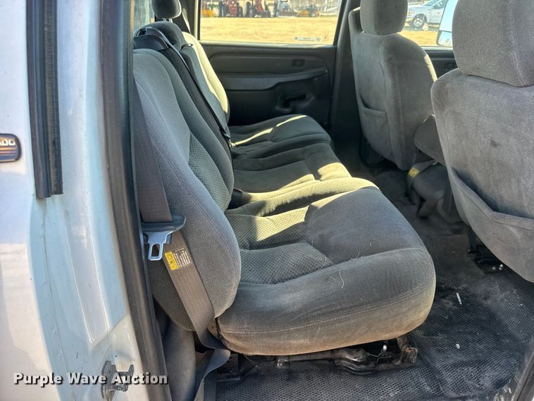 image for item ET4340 2005 Chevrolet Silverado 3500 Crew Cab flatbed pickup truck