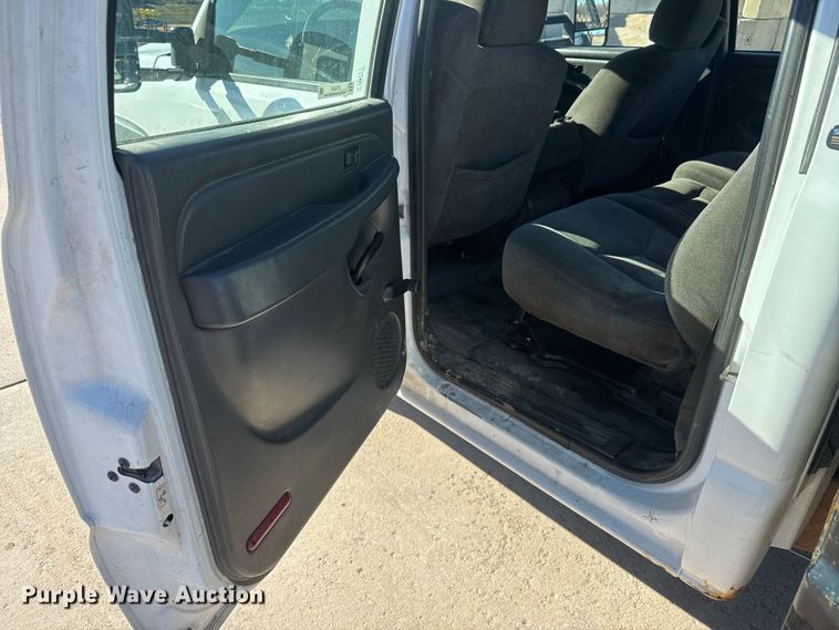 image for item ET4340 2005 Chevrolet Silverado 3500 Crew Cab flatbed pickup truck