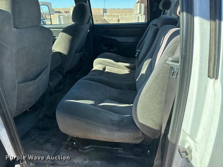 image for item ET4340 2005 Chevrolet Silverado 3500 Crew Cab flatbed pickup truck